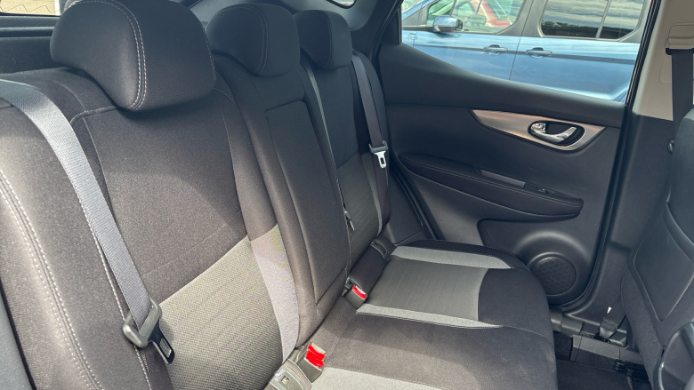 Nissan Qashqai 1.2 DiG-T N-Connecta 5dr Petrol Hatchback